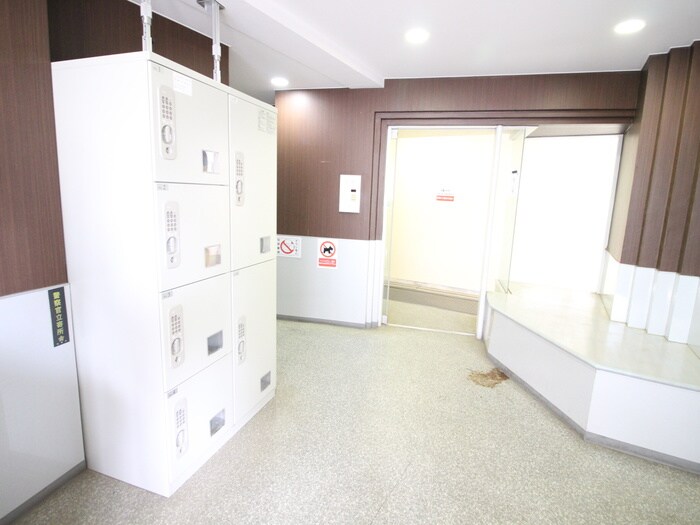 物件外観写真4　(エントランス部分)