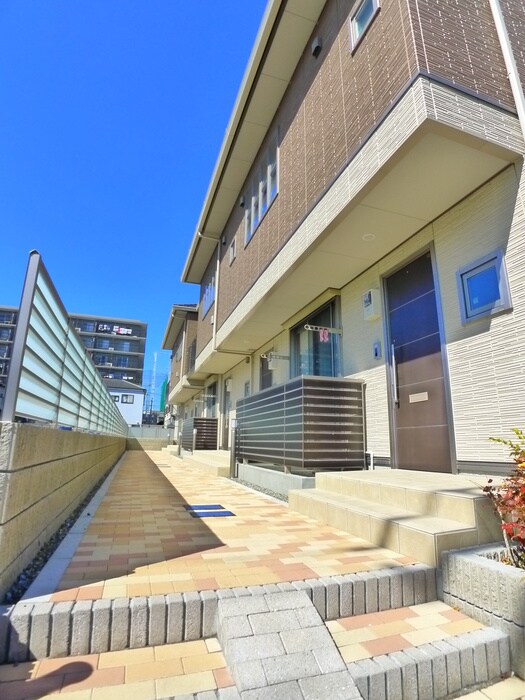 物件外観写真2　(エントランス部分)