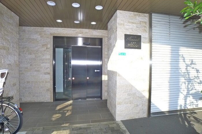 物件外観写真4　(エントランス部分)