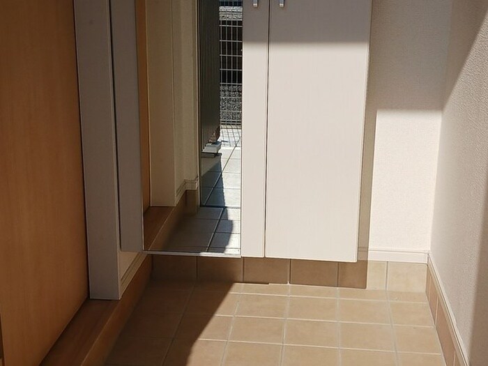 物件内観写真4　(玄関)