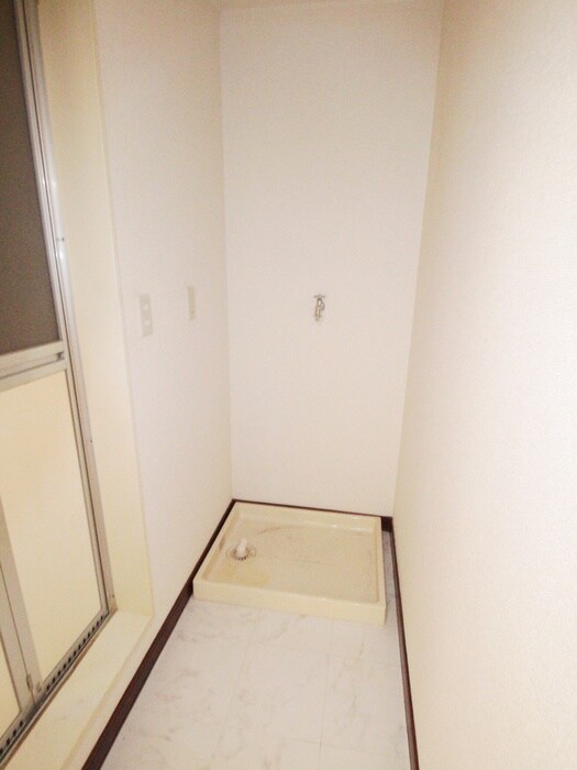 物件内観写真11　(洗濯機置場)