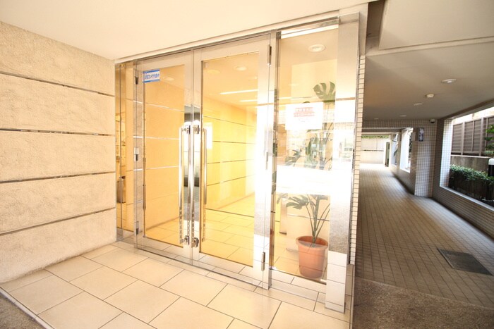 物件外観写真2　(エントランス部分)