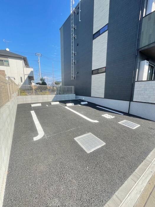 物件外観写真3　(駐車場)