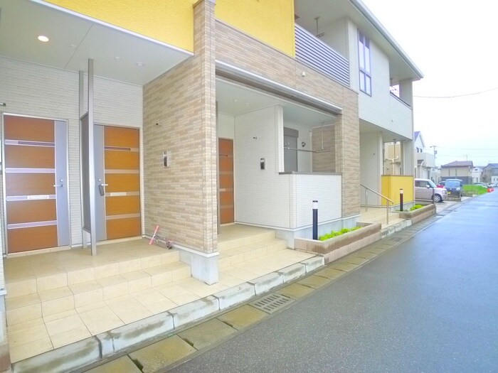 物件外観写真4　(エントランス部分)