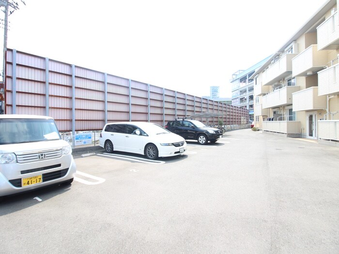 物件外観写真3　(駐車場)
