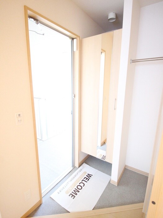 物件内観写真13　(玄関)