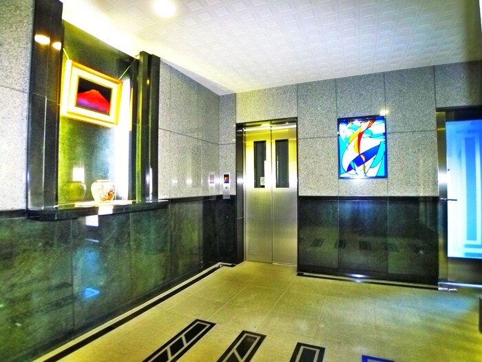 物件外観写真3　(エントランス部分)