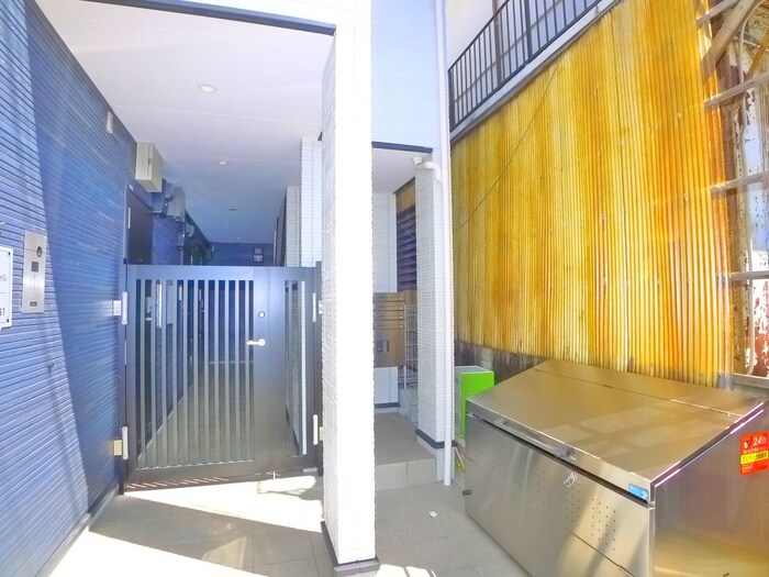 物件外観写真3　(エントランス部分)