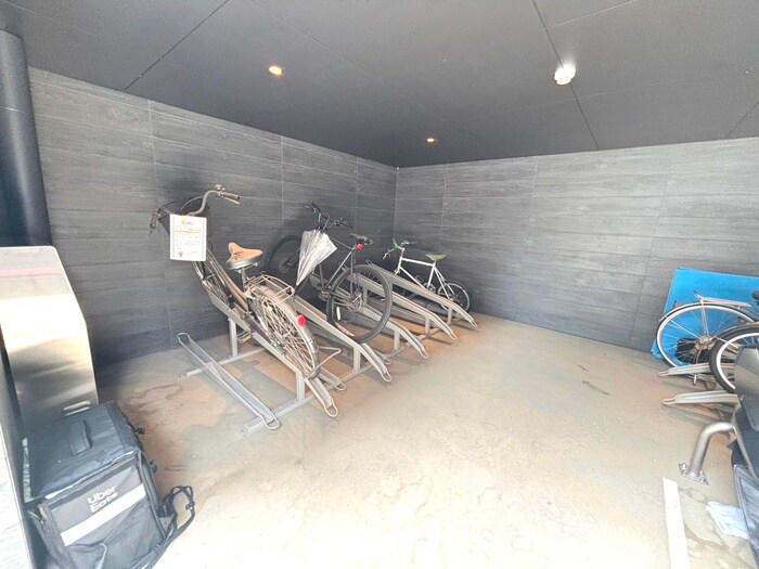 物件外観写真4　(駐輪場)