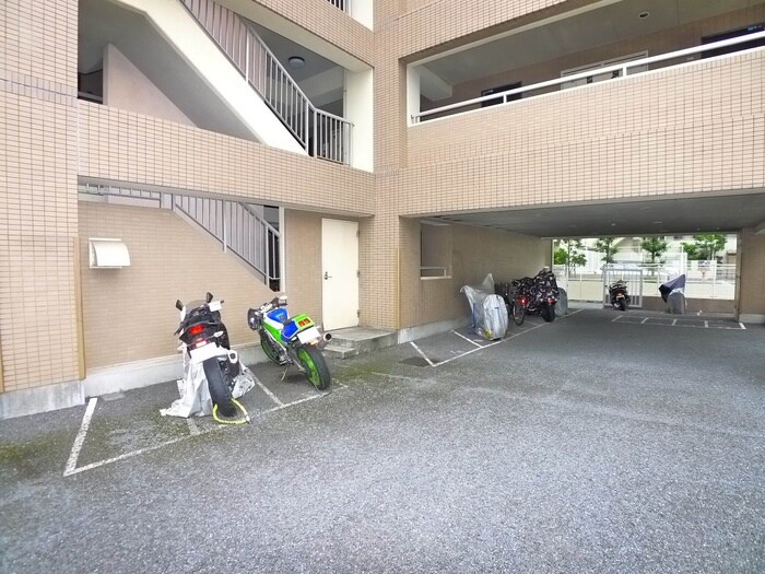 物件外観写真6　(バイク置き場)