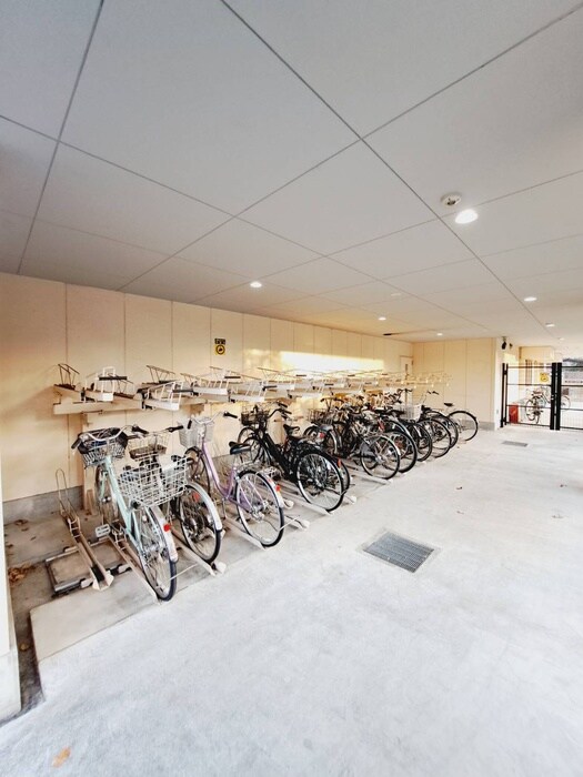 物件外観写真4　(駐輪場)