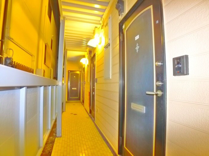 物件外観写真3　(エントランス部分)