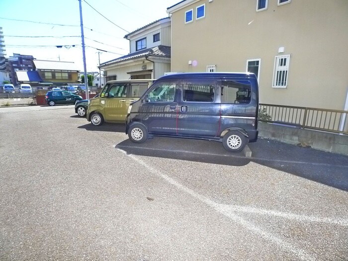 物件外観写真4　(駐車場)