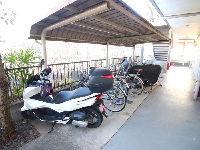 物件外観写真4　(駐輪場)