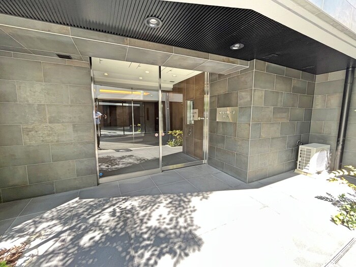 物件外観写真2　(エントランス部分)