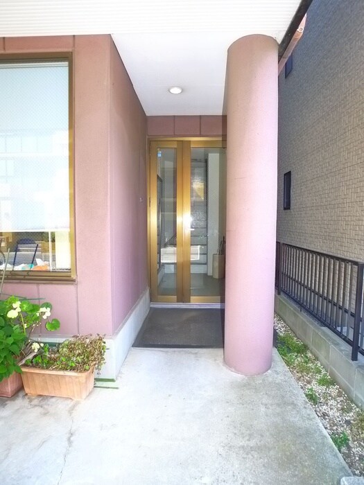 物件外観写真2　(エントランス部分)