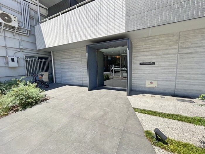 物件外観写真2　(エントランス部分)