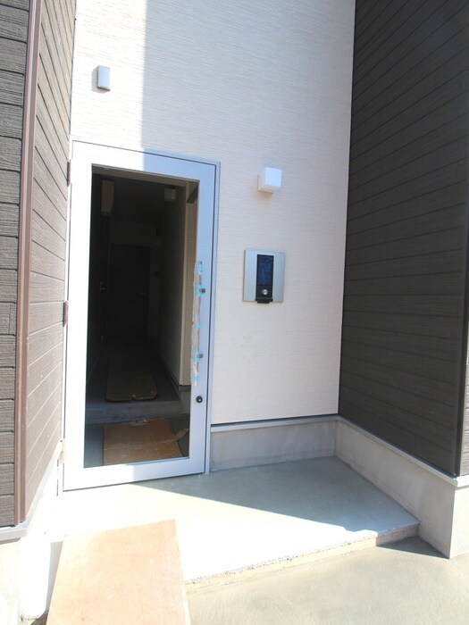 物件外観写真3　(エントランス部分)