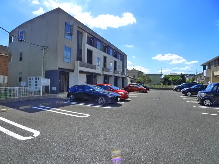 物件外観写真6　(駐車場)