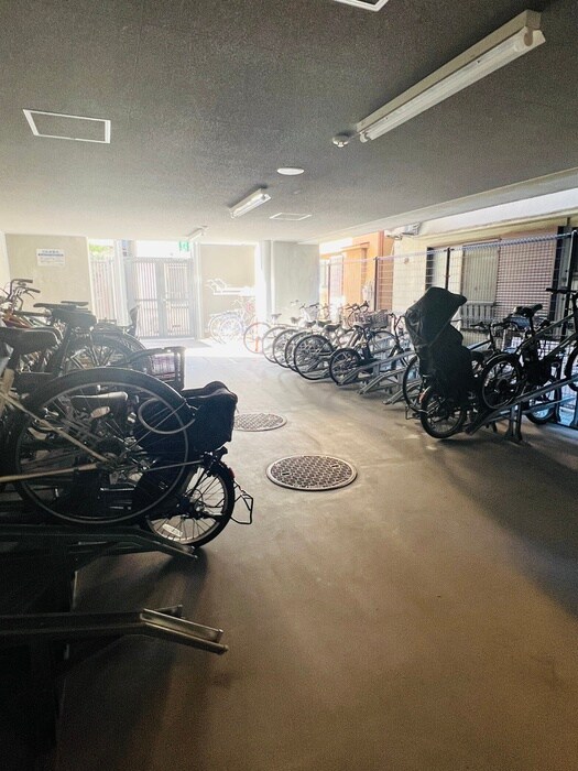 ﾘﾋﾞｵﾚｿﾞﾝ月島ｽﾃｰｼｮﾝﾌﾟﾚﾐｱの駐輪場