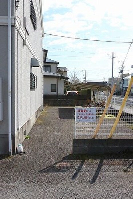 物件外観写真3　(駐車場)