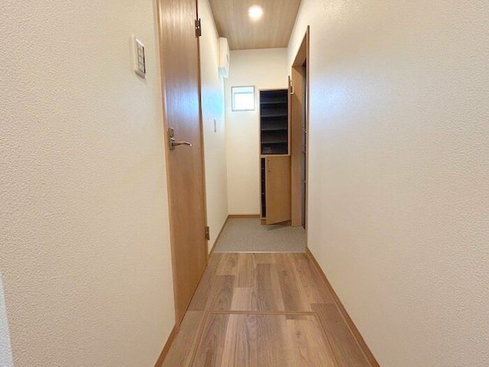 物件内観写真16　(玄関)