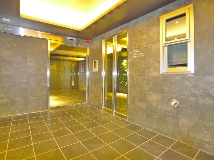 物件外観写真5　(エントランス部分)