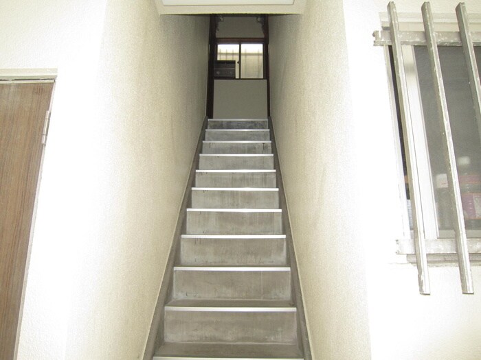 物件外観写真5　(エントランス部分)