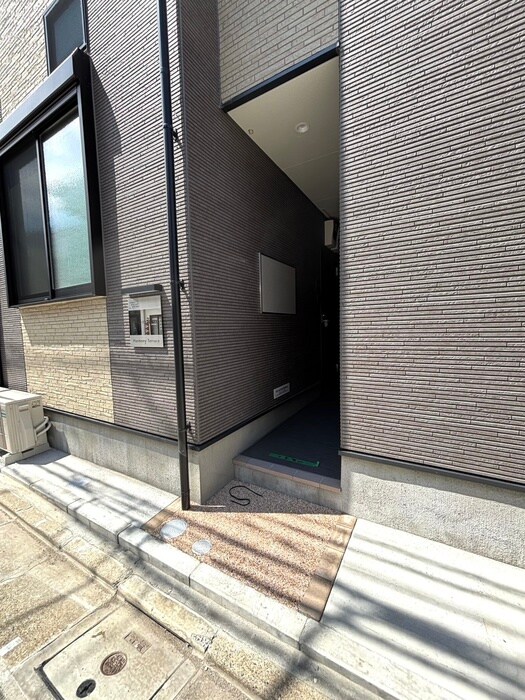 物件外観写真3　(エントランス部分)