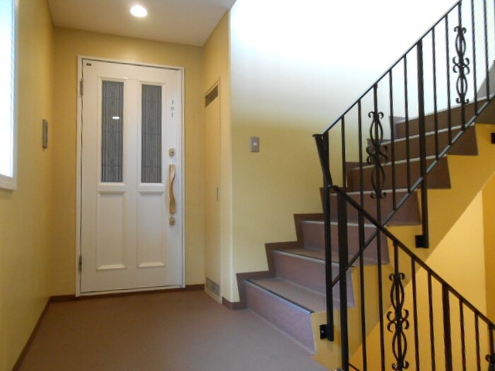 物件外観写真3　(エントランス部分)