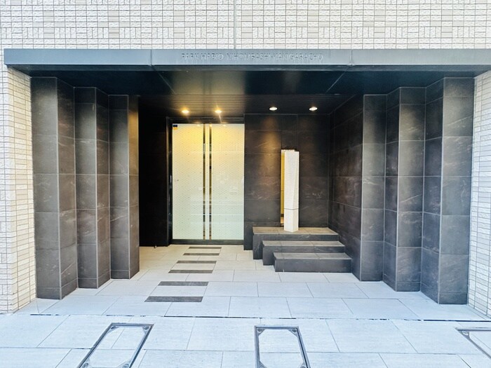 物件外観写真2　(エントランス部分)