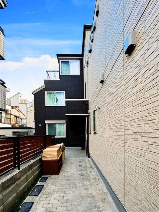 物件外観写真6　(エントランス部分)