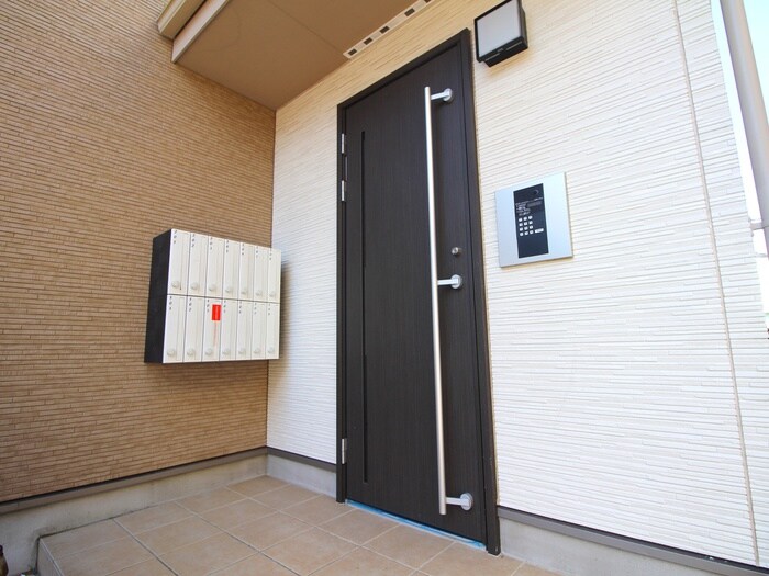 物件外観写真3　(エントランス部分)