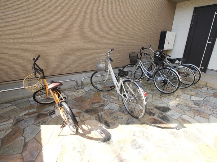 物件外観写真4　(駐輪場)