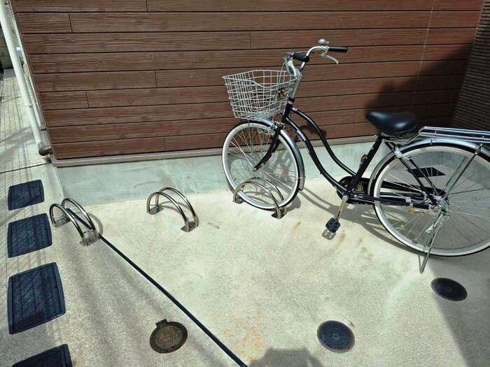 物件外観写真4　(駐輪場)