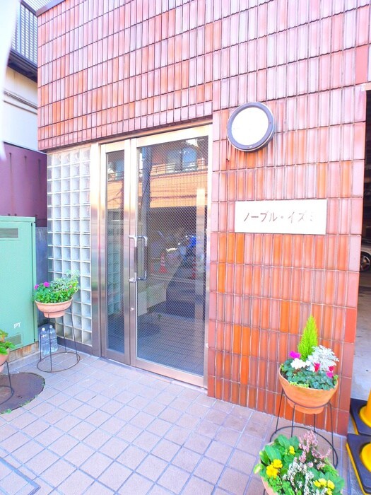 ノーブル　イズミのエントランス部分