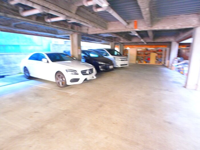 ノーブル　イズミの駐車場