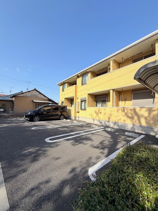 物件外観写真4　(駐車場)