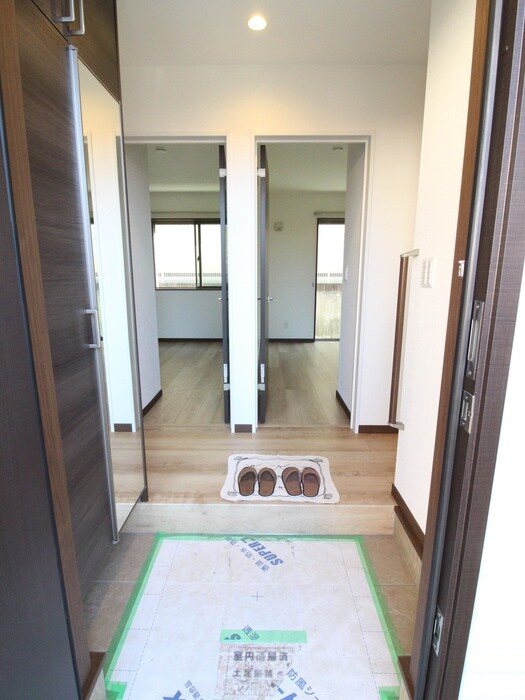 物件内観写真13　(玄関)