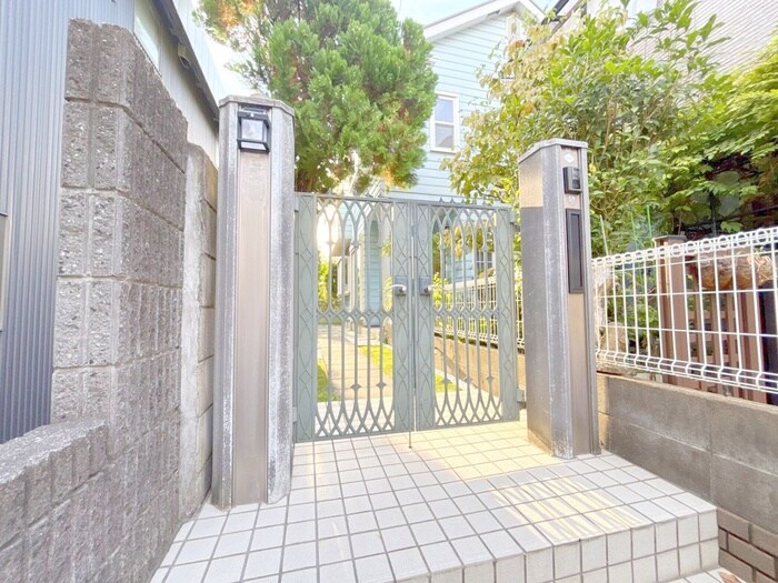 物件外観写真2　(エントランス部分)