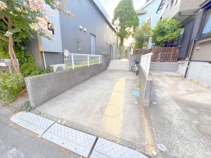 物件外観写真6　(駐車場)