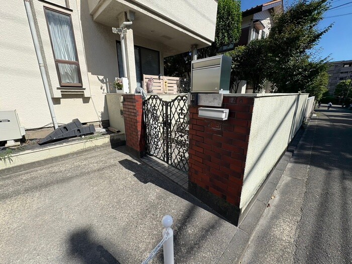 物件外観写真3　(エントランス部分)