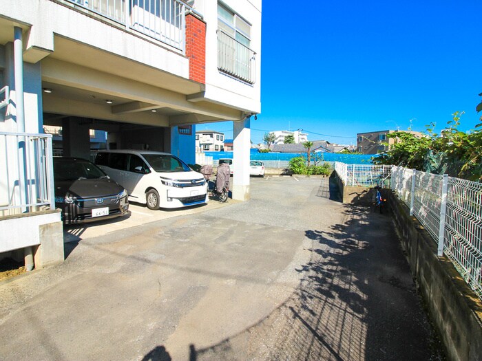 物件外観写真2　(駐車場)