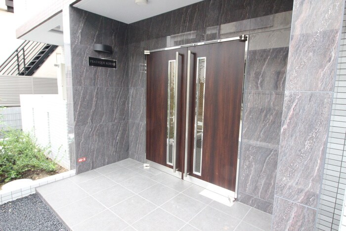 物件外観写真3　(エントランス部分)