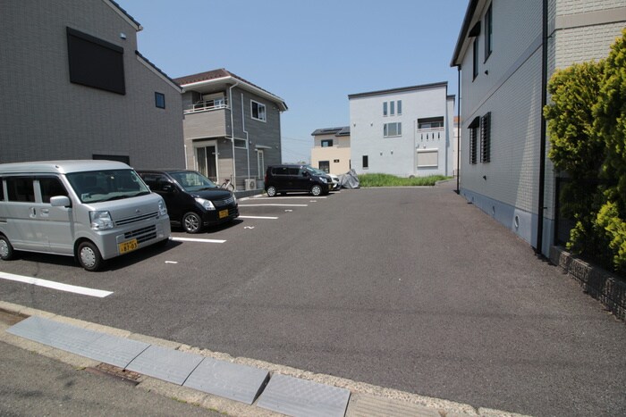 物件外観写真2　(駐車場)