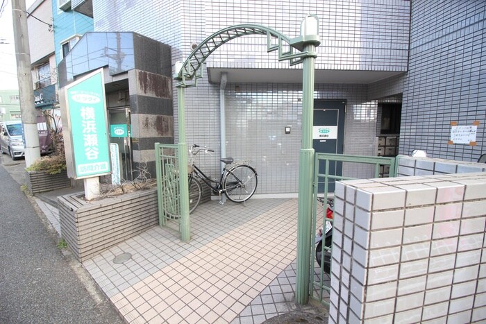 物件外観写真3　(エントランス部分)