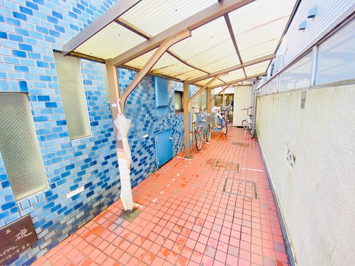 物件外観写真3　(エントランス部分)