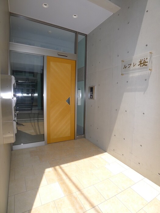 物件外観写真2　(エントランス部分)