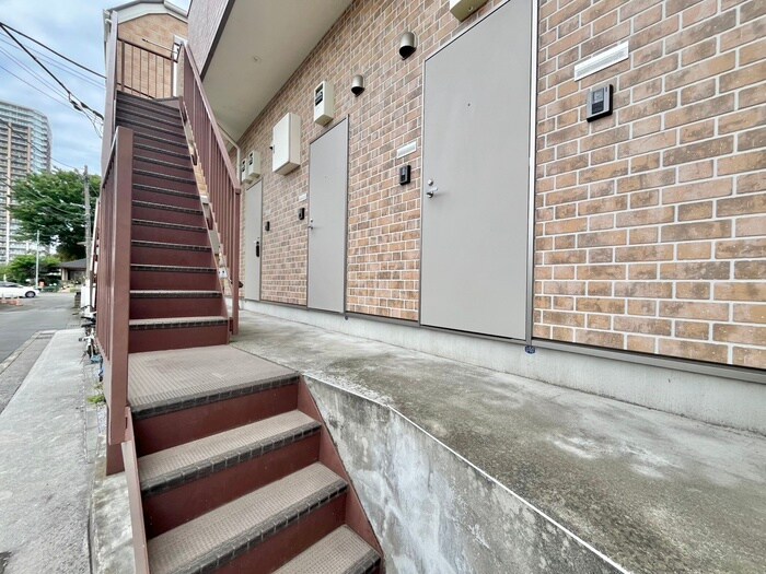 物件外観写真4　(エントランス部分)