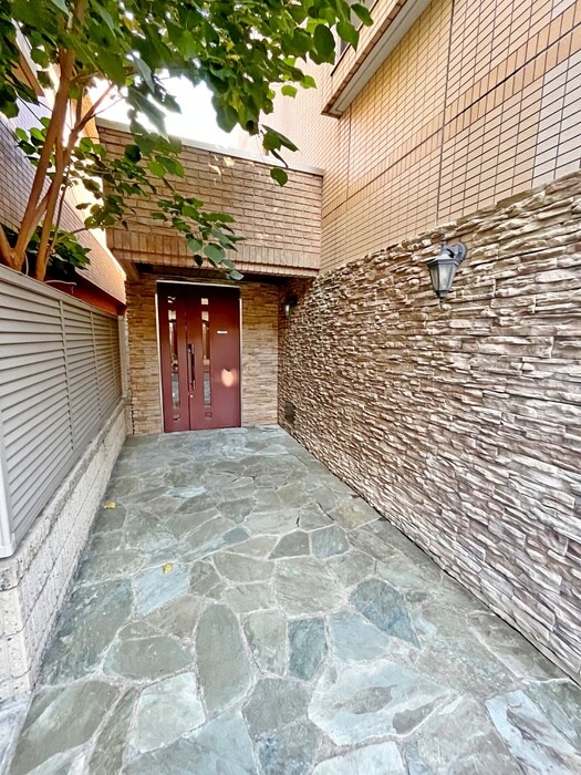 物件外観写真2　(エントランス部分)